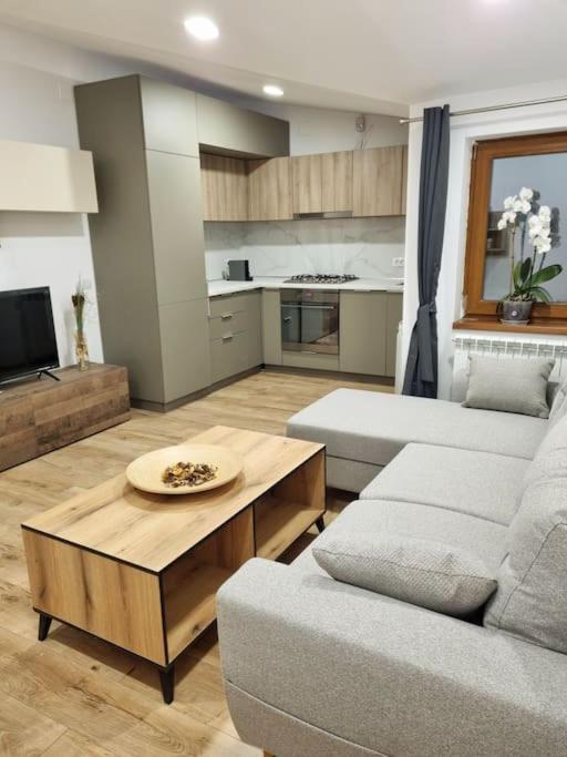 Cozy Apartment Near City Center Bucarest Exterior foto